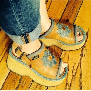 SEARCHING!! SWEAR DAISY PLAYFORMS